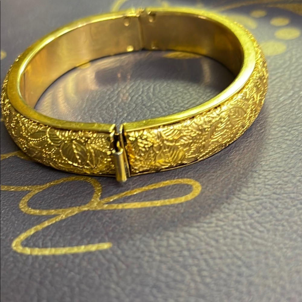 Sold Vintage Elegant Goldtone Bracelet - Picture 3 of 3